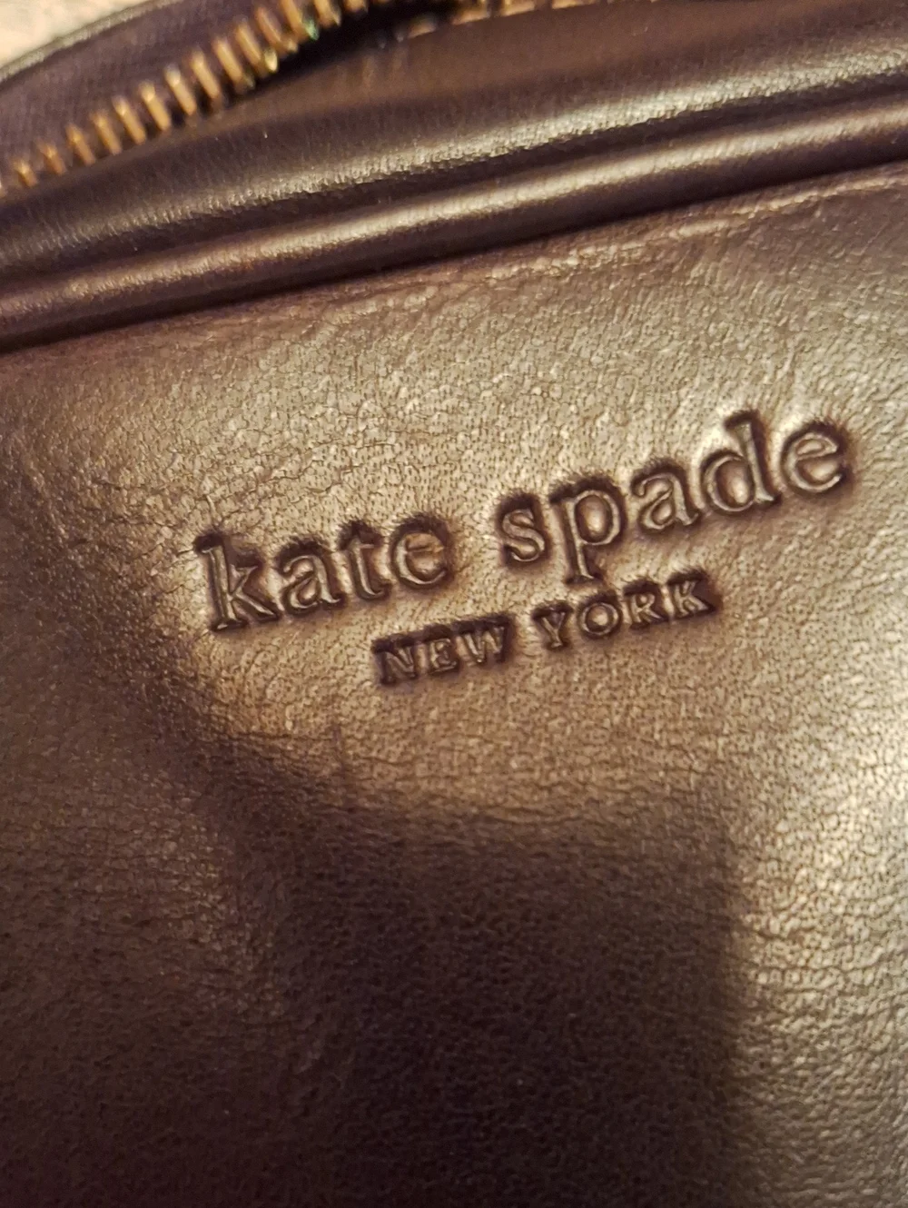KATE SPADE BROWN LEATHER PURSE.